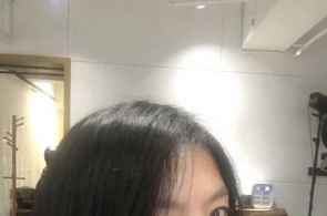 乘客乘主动扶梯陡然摔倒 危殆闭头，她摁下“急停键”